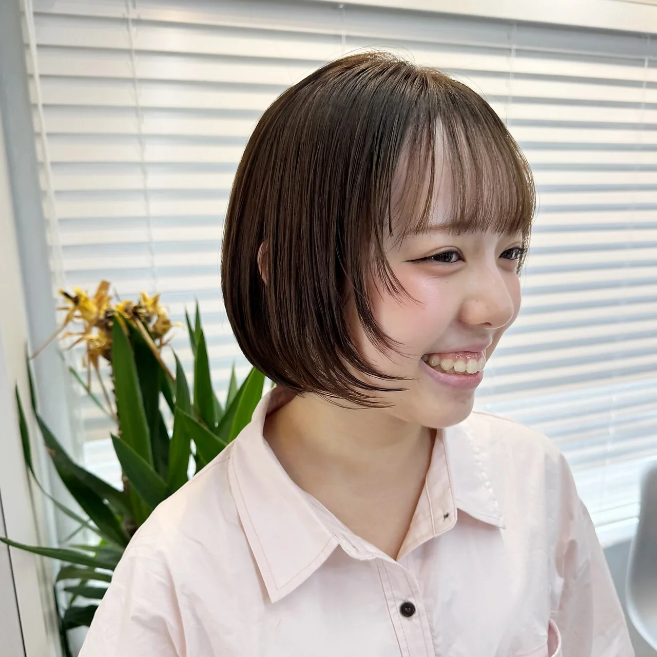丸みショートボブ×艶ブラウンの岡野店仕上がり写真